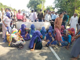 डूंगरपुर में बदमाशों ने किराणा व्यापारी पर किया हमला, चचेरे भाई का मर्डर; ग्रामीणों का फूटा गुस्सा डूंगरपुर में बदमाशों ने किराणा व्यापारी पर किया हमला, चचेरे भाई का मर्डर; ग्रामीणों का फूटा गुस्सा