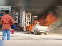 पेट्रोल पंप पर आग का गोला बनी कार, आसमान में छाया धुएं का गुबार पेट्रोल पंप पर आग का गोला बनी कार, आसमान में छाया धुएं का गुबार