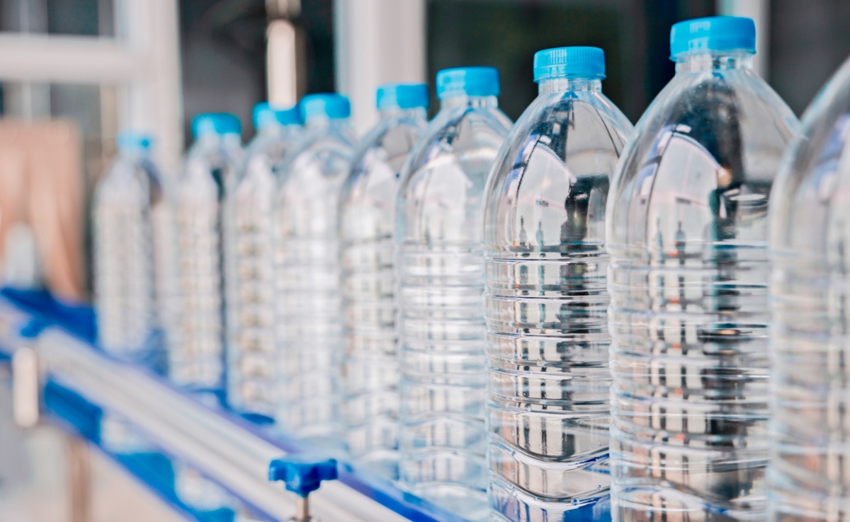 यूपी के बस्ती में नकली पानी की फैक्ट्री का भंडाफोड, छापेमारी मे 9 लाख की बोतलें बरामद