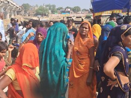 प्रशासन की बड़ी लापरवाही, 6 दिन से पानी देखने को तरस रहे लोगों का टूटा सब्र, सड़क पर लगाया जाम प्रशासन की बड़ी लापरवाही, 6 दिन से पानी देखने को तरस रहे लोगों का टूटा सब्र, सड़क पर लगाया जाम