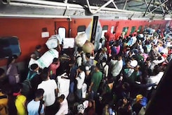 New Delhi Railway Station Packed With Crowds As People Travel For Chhath Puja New Delhi Railway Station Packed With Crowds As People Travel For Chhath Puja