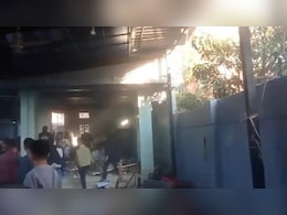 मणिपुर में विरोध बढ़ने पर भीड़ ने CM एन बीरेन सिंह के घर पर हमला करने की कोशिश की मणिपुर में विरोध बढ़ने पर भीड़ ने CM एन बीरेन सिंह के घर पर हमला करने की कोशिश की