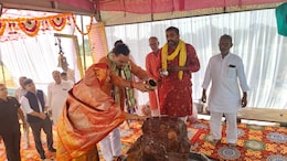 सीएम भजनलाल ने परिवार के साथ गिरिराज महाराज के किए दर्शन, परिक्रमा मार्ग को विकसित करने के दिए निर्देश
