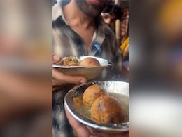 Like Kartik Aaryan Enjoying Litti Chokha, 5 Street Food Joints To Visit In Bihar Like Kartik Aaryan Enjoying Litti Chokha, 5 Street Food Joints To Visit In Bihar