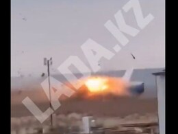 कजाकिस्तान में एयरपोर्ट के पास पैसेंजर विमान क्रैश, नीचे गिरते विमान का वीडियो रिकॉर्ड, 67 लोग थे सवार