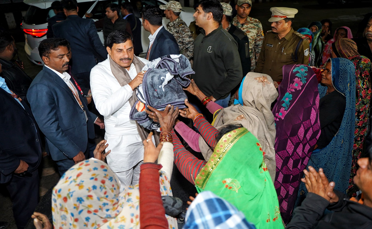 सभी रैन बसेरों में मिलेगी राम-रोटी, CM मोहन देर रात जरूरतमंदों के बीच पहुंचे, रैन बसेरों में बांटे कंबल