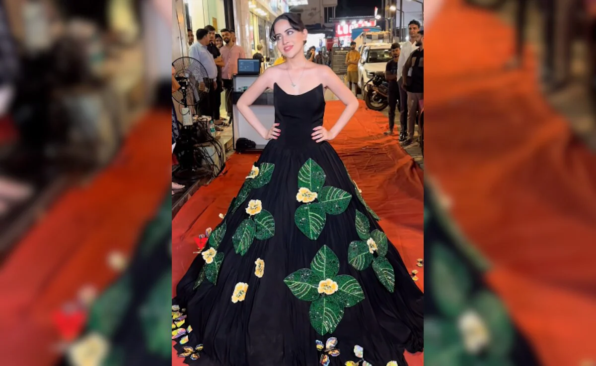 Uorfi Javed Puts Her Iconic 3D Butterfly Dress On Sale For Rs 3.66 Crore. The Internet: "EMI <i>Par Milega Kya?</i>"