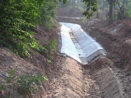 खेतों के लिए बनी नहर से खुद किसान परेशान, आग-बबूला होकर कलेक्टर से की ये मांग