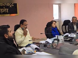 IAS टीना डाबी के सामने बाड़मेर सांसद उम्मेदाराम ने खोला अफसरों के झूठ का पोल, रविंद्र भाटी भी थे मौजूद IAS टीना डाबी के सामने बाड़मेर सांसद उम्मेदाराम ने खोला अफसरों के झूठ का पोल, रविंद्र भाटी भी थे मौजूद