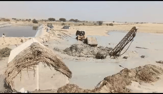 VIDEO: जैसलमेर में जमीन से अचानक निकलने लगा पानी, बहने लगी नदी! समा गया ट्रक; लोगों को घर खाली करने का निर्देश
