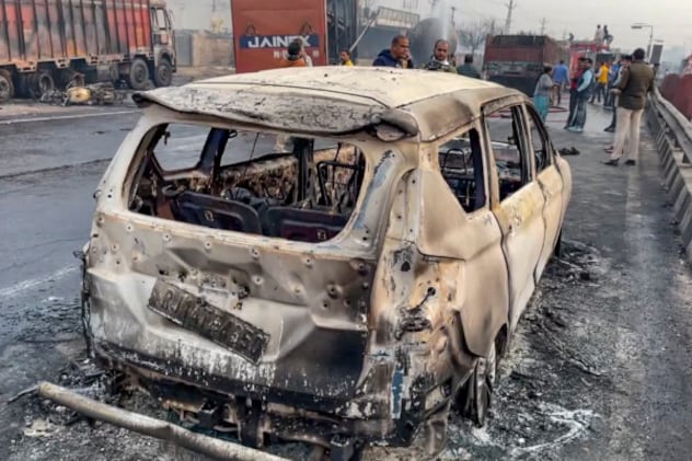 जयपुर-अजमेर हाईवे पर कार में लगी बुझाने के बाद ही तस्वीर. जयपुर-अजमेर हाईवे पर कार में लगी बुझाने के बाद ही तस्वीर.