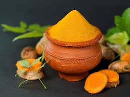 खाने को कलरफुल ही नहीं बनाती हल्दी, सेहत के लिए भी होती है बहुत फायदेमंद, जानिए सेवन का सही तरीका खाने को कलरफुल ही नहीं बनाती हल्दी, सेहत के लिए भी होती है बहुत फायदेमंद, जानिए सेवन का सही तरीका