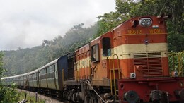 Palghar Accident: अतिघाईने घात केला... भरधाव रेल्वेखाली चिरडून दोघांचा मृत्यू; पालघरमधील घटना
