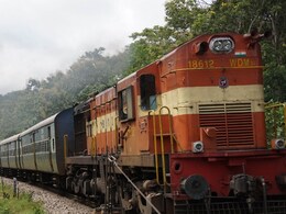 Palghar Accident: अतिघाईने घात केला... भरधाव रेल्वेखाली चिरडून दोघांचा मृत्यू; पालघरमधील घटना