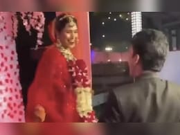 स्टेज पर अकेले डांस कर रही थी दुल्हन, तभी आया बेस्ट फ्रेंड, दोनों ने मिलकर मचाया ऐसा धमला बदल गया माहौल, देखता रह गया दूल्हा  स्टेज पर अकेले डांस कर रही थी दुल्हन, तभी आया बेस्ट फ्रेंड, दोनों ने मिलकर मचाया ऐसा धमला बदल गया माहौल, देखता रह गया दूल्हा