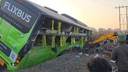 Road Accident : इंदौर-कोटा हाईवे पर स्लीपर बस पलटी, करीब 22 यात्री घायल, हादसे के बाद मची चीख-पुकार