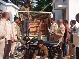 Wood Smuggling: 6 लाख रुपये की अवैध लकड़ी की कर रहे थे तस्करी, वन विभाग ने की ये दो बड़ी कार्रवाई Wood Smuggling: 6 लाख रुपये की अवैध लकड़ी की कर रहे थे तस्करी, वन विभाग ने की ये दो बड़ी कार्रवाई