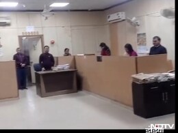 बुजुर्ग को खड़े रखने वाले सरकारी कर्मचारियों को सीईओ ने दी स्टैंड अप सजा, यहां देखें Video बुजुर्ग को खड़े रखने वाले सरकारी कर्मचारियों को सीईओ ने दी स्टैंड अप सजा, यहां देखें Video