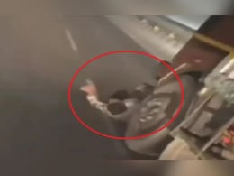 मदतीसाठी ते ओरडत राहिले, ट्रकचालक थांबला नाही; 36 सेकंदांचा थरकाप उडवणारा VIDEO मदतीसाठी ते ओरडत राहिले, ट्रकचालक थांबला नाही; 36 सेकंदांचा थरकाप उडवणारा VIDEO
