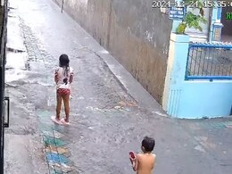 बहन की आंखों के सामने बाढ़ के पानी में समा गया छोटा बच्चा, दिल दहला देगा वीडियो, यूजर्स ने माता पिता को दिया दोष बहन की आंखों के सामने बाढ़ के पानी में समा गया छोटा बच्चा, दिल दहला देगा वीडियो, यूजर्स ने माता पिता को दिया दोष