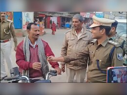 बिहार : ट्रैफिक DSP ने दिखाई गांधीगिरी, बिना हेलमेट के बाइकर्स को किया गुलाब का फूल भेंट
