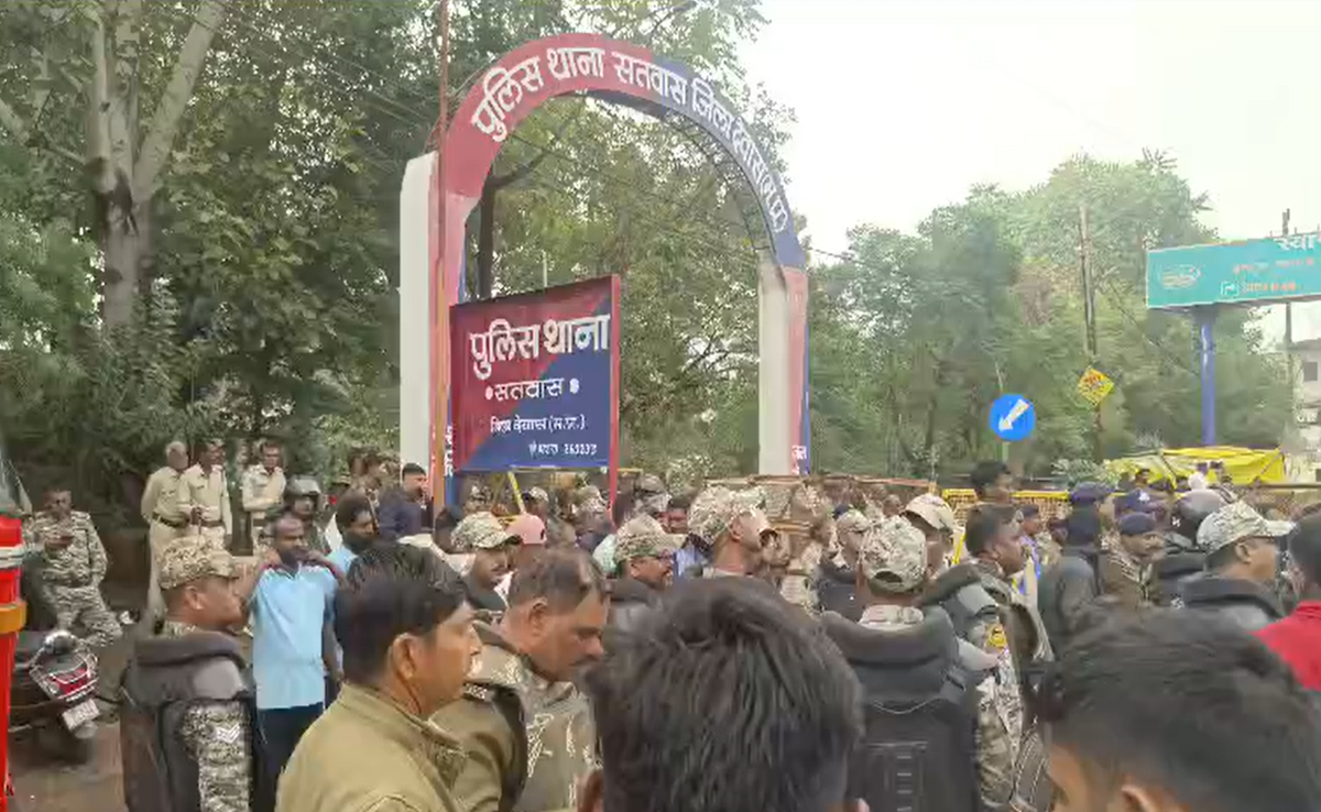 Dewas: पुलिस हिरासत में मौत, सियासत हुई गर्म, थाने के सामने धरने पर बैठे कांग्रेस नेता, जानिए क्या है मामला?