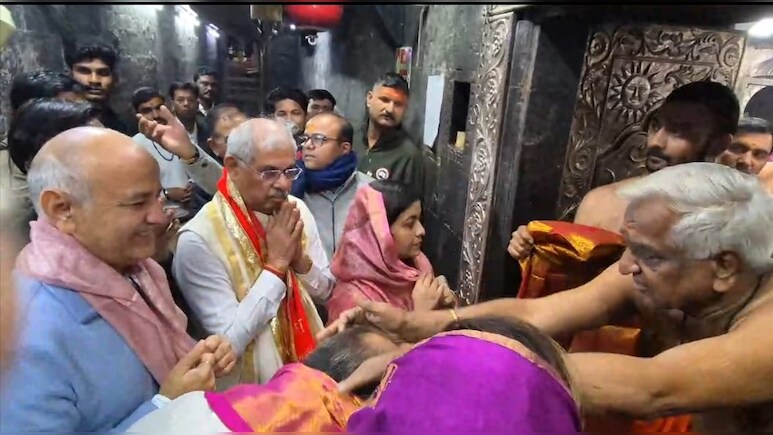 दिल्ली के पूर्व डिप्टी CM ने बाबा महाकाल के दर पर टेका मत्था, बिहार के गवर्नर ने भी लिया आशीर्वाद 