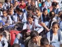 राजस्थान में शिक्षकों की कमी पर अब छोटे बच्चे हो रहे हैं आक्रोशित, प्रदर्शन कर जड़ दिया स्कूल की गेट में ताला
