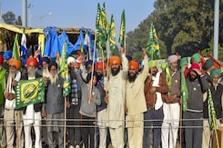8 Farmers Injured In Tear Gas Shelling, Protest March Over MSP Halted 8 Farmers Injured In Tear Gas Shelling, Protest March Over MSP Halted