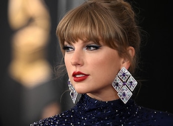 Taylor Swift Turns Baker For A Night, Gifts Friends Homemade Sourdough In LA