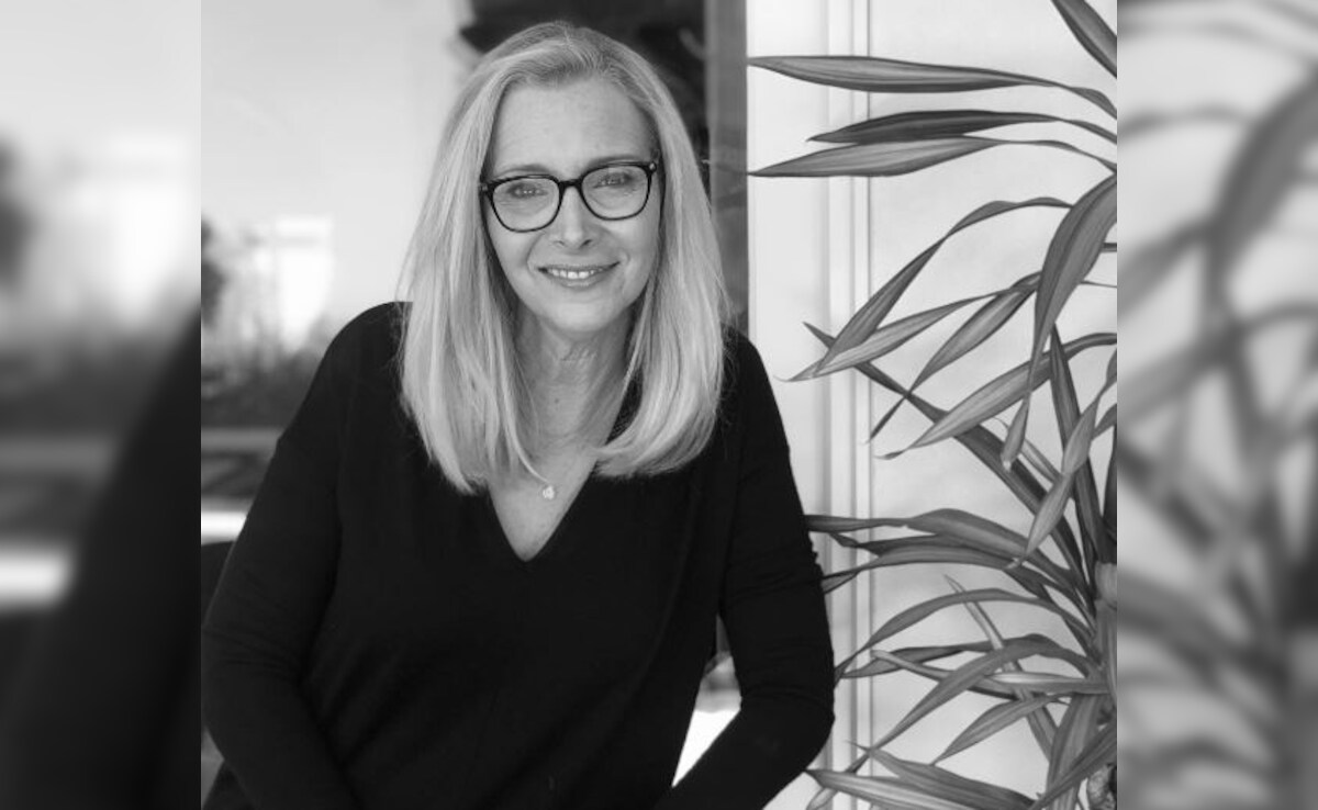 Lisa Kudrow Shares <i>Friends</i> Scene That Made Her "Tear Up"