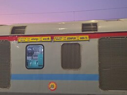 Rajasthan: चक्कर आने के चलते चलती ट्रेन से बाहर गिर गई महिला, बाथरूम की बजाय खोल दिया था कोच का गेट Rajasthan: चक्कर आने के चलते चलती ट्रेन से बाहर गिर गई महिला, बाथरूम की बजाय खोल दिया था कोच का गेट