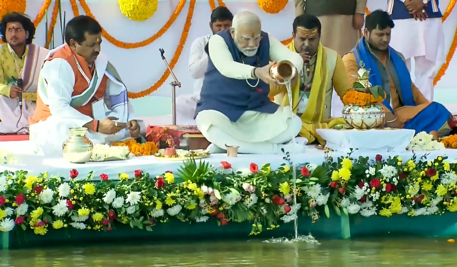 प्रयागराज में पीएम मोदी ने की महाकुंभ के लिए पूजा, संगम तट पर हुआ कार्यक्रम | PM Modi performed Puja Maha Kumbh Prayagraj Sangam