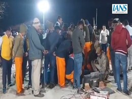 कोटपूतली : बोरवेल में फंसी 3 साल की बच्ची के लिए रेस्क्यू ऑपरेशन 20 घंटों से जारी, लोग मांग रहे दुआ कोटपूतली : बोरवेल में फंसी 3 साल की बच्ची के लिए रेस्क्यू ऑपरेशन 20 घंटों से जारी, लोग मांग रहे दुआ
