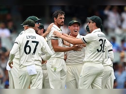 Australian Players Wear Black Armbands In Memory Of Phil Hughes And Ian Redpath Australian Players Wear Black Armbands In Memory Of Phil Hughes And Ian Redpath