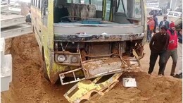 Chomu Road Accident: 30 बच्चों से भरी स्कूल बस निर्माणाधीन पुलिया में घुसी, हादसे में एक टीचर की हुई मौत