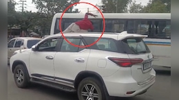 Viral video:  हॉर्न वाजवण्यावरून महानाट्य, रागाच्याभरात गाडीच्या टपावर चढला अन्...