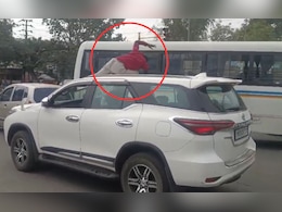 Viral video:  हॉर्न वाजवण्यावरून महानाट्य, रागाच्याभरात गाडीच्या टपावर चढला अन्... Viral video:  हॉर्न वाजवण्यावरून महानाट्य, रागाच्याभरात गाडीच्या टपावर चढला अन्...