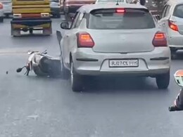 VIDEO: स्कूटी को 1.5 किमी तक घसीटते गया कार, पुलिस वाले ने भी भागकर बचाई जान, फिर...