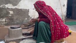 Rajasthan: मंत्री क&zwj;िरोड़ी की पत्&zwj;नी गोलमा ने म&zwj;िट्टी के चूल्&zwj;हे पर बनाई रोटी, यूजर बोले-काकी निराली और काका अनोखा&nbsp;