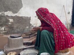 Rajasthan: मंत्री क‍िरोड़ी की पत्‍नी गोलमा ने म‍िट्टी के चूल्‍हे पर बनाई रोटी, यूजर बोले-काकी निराली और काका अनोखा 