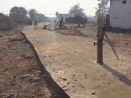 ज़रा बचकर ! आगे सड़क के बीच हैंडपंप है, दमोह की ये तस्वीर सोशल मीडिया पर वायरल