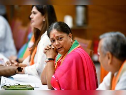 Rajasthan Politics: वसुंधरा राजे फिर दिल्ली रवाना, BJP शीर्ष नेतृत्व से करेंगी मुलाकात; जानें सियासी मायने Rajasthan Politics: वसुंधरा राजे फिर दिल्ली रवाना, BJP शीर्ष नेतृत्व से करेंगी मुलाकात; जानें सियासी मायने