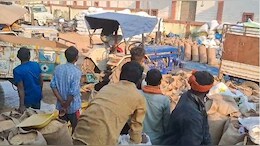 Dhan Kharidi Kendra :&nbsp; किसानों को धान रखने के लिए कम पड़ रही जगह, यहां केंद्रों में क्यों है ऐसी बदहाली ?