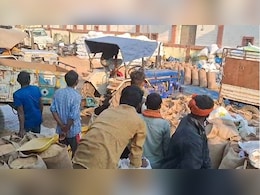 Dhan Kharidi Kendra :  किसानों को धान रखने के लिए कम पड़ रही जगह, यहां केंद्रों में क्यों है ऐसी बदहाली ? Dhan Kharidi Kendra :  किसानों को धान रखने के लिए कम पड़ रही जगह, यहां केंद्रों में क्यों है ऐसी बदहाली ?