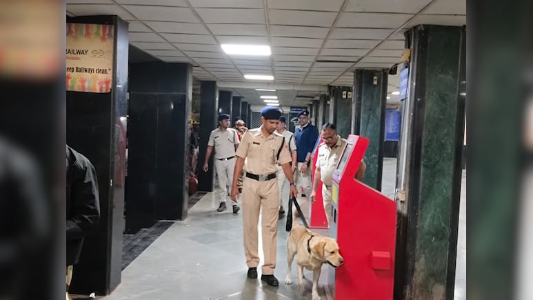 मुंबई से सटे ठाणे के कल्याण रेलवे स्टेशन को बम से उड़ाने  की धमकी