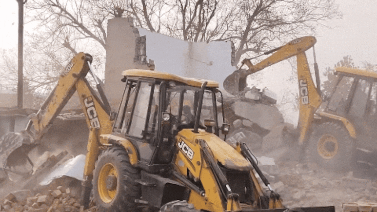 Bulldozer Action: बरसो से सिंचाई विभाग की जमीन पर अवैध तरीके से थी  बसावट, कोरबा प्रशासन ने शुरू की ये बड़ी कार्रवाई