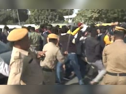 बिहार: पटना में छात्रों पर पुलिस का लाठीचार्ज, BPSC ऑफिस के सामने कर रहे थे प्रदर्शन बिहार: पटना में छात्रों पर पुलिस का लाठीचार्ज, BPSC ऑफिस के सामने कर रहे थे प्रदर्शन