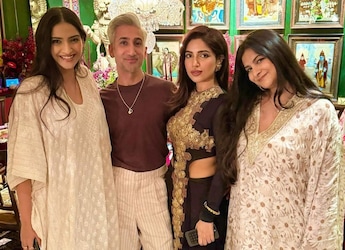 Sonam Kapoor's Christmas Dinner Was A Feast Of Food, Friends And Festive Vibes Sonam Kapoor's Christmas Dinner Was A Feast Of Food, Friends And Festive Vibes
