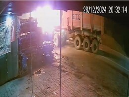 यूपी के हमीरपुर में बड़ा हादसा, ट्रकों में टक्कर के बाद लगी आग, 2 लोगों की मौत यूपी के हमीरपुर में बड़ा हादसा, ट्रकों में टक्कर के बाद लगी आग, 2 लोगों की मौत